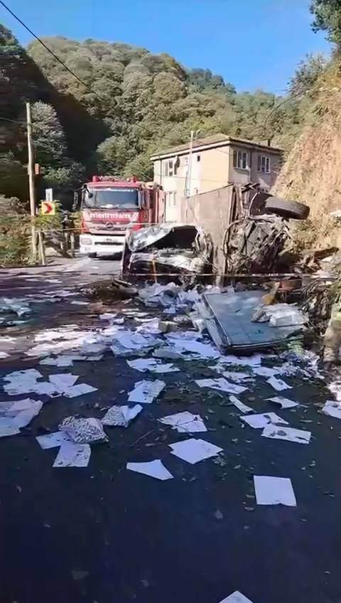 Kamyon savrulup alt yola uçtu!  Sarıyer’de korkunç kaza