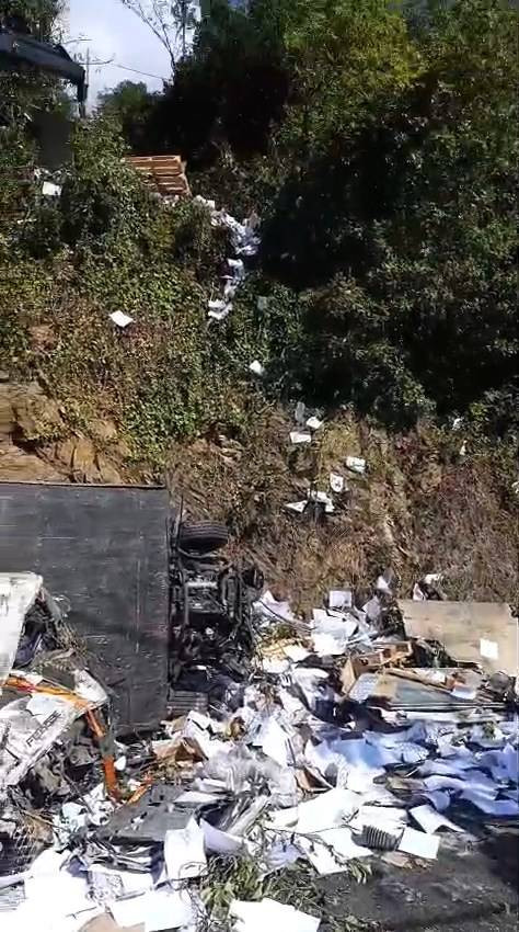 Kamyon savrulup alt yola uçtu!  Sarıyer’de korkunç kaza