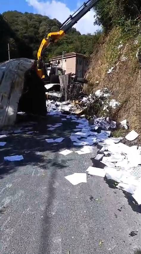 Kamyon savrulup alt yola uçtu!  Sarıyer’de korkunç kaza