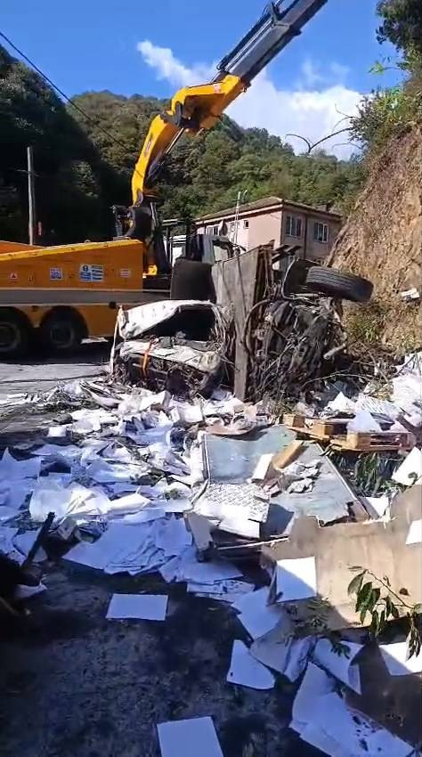 Kamyon savrulup alt yola uçtu!  Sarıyer’de korkunç kaza