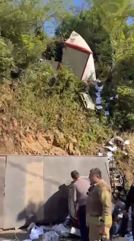 Kamyon savrulup alt yola uçtu!  Sarıyer’de korkunç kaza