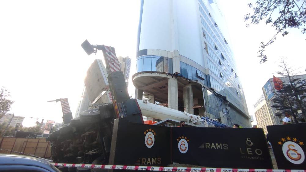 Rezidans inşaatındaki dev vinç devrildi! 2 binada hasar oluştu