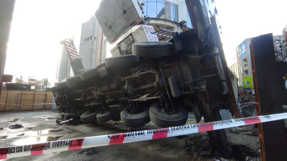 Rezidans inşaatındaki dev vinç devrildi! 2 binada hasar oluştu