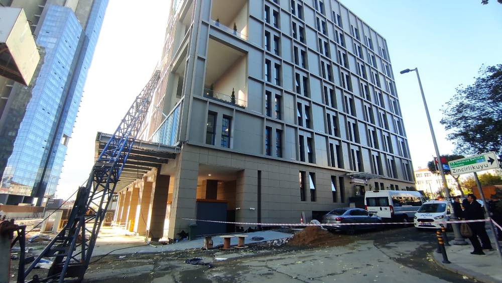Rezidans inşaatındaki dev vinç devrildi! 2 binada hasar oluştu