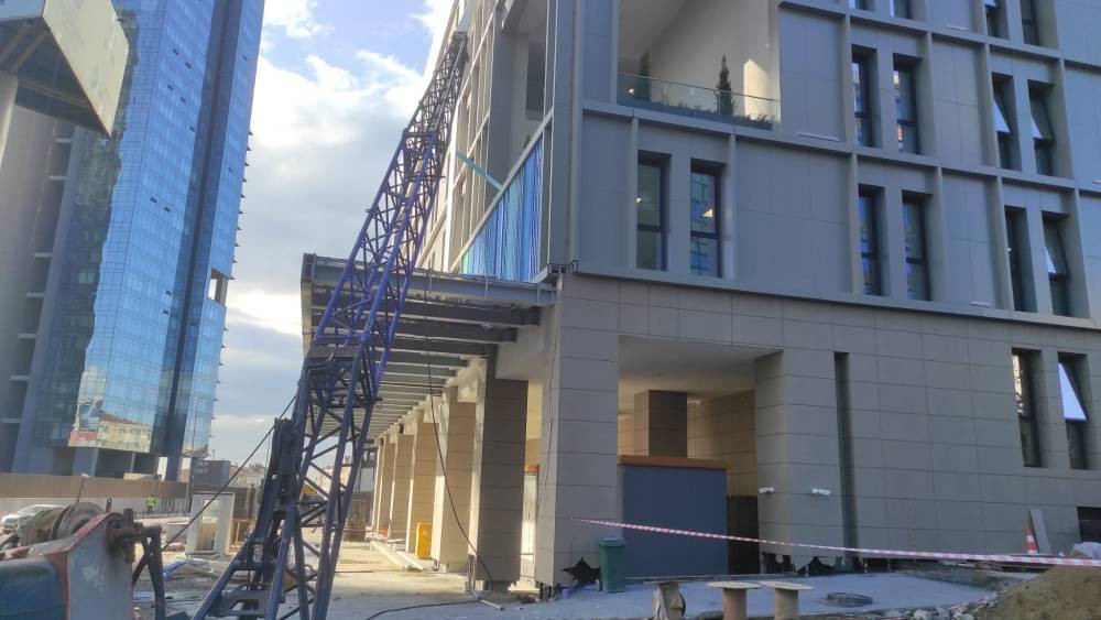 Rezidans inşaatındaki dev vinç devrildi! 2 binada hasar oluştu