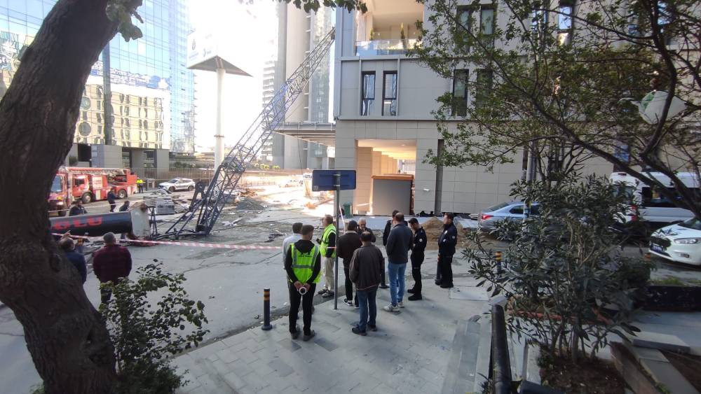 Rezidans inşaatındaki dev vinç devrildi! 2 binada hasar oluştu