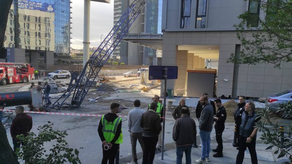 Rezidans inşaatındaki dev vinç devrildi! 2 binada hasar oluştu