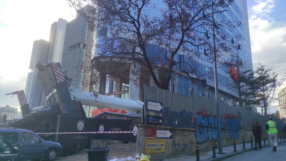 Rezidans inşaatındaki dev vinç devrildi! 2 binada hasar oluştu