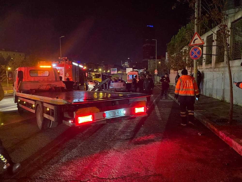 Ümraniye’de otomobil bariyere çarptı! 1 ölü, 1 ağır yaralı