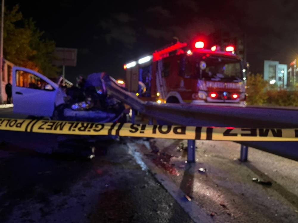 Ümraniye’de otomobil bariyere çarptı! 1 ölü, 1 ağır yaralı