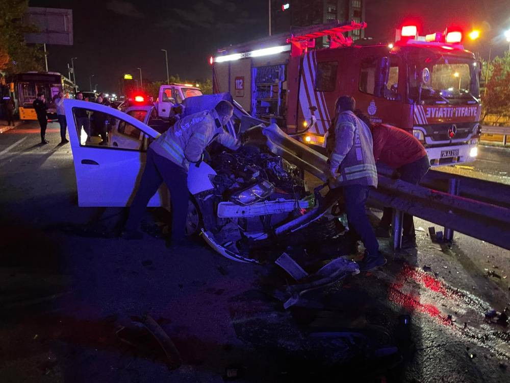 Ümraniye’de otomobil bariyere çarptı! 1 ölü, 1 ağır yaralı