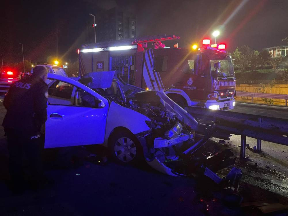 Ümraniye’de otomobil bariyere çarptı! 1 ölü, 1 ağır yaralı