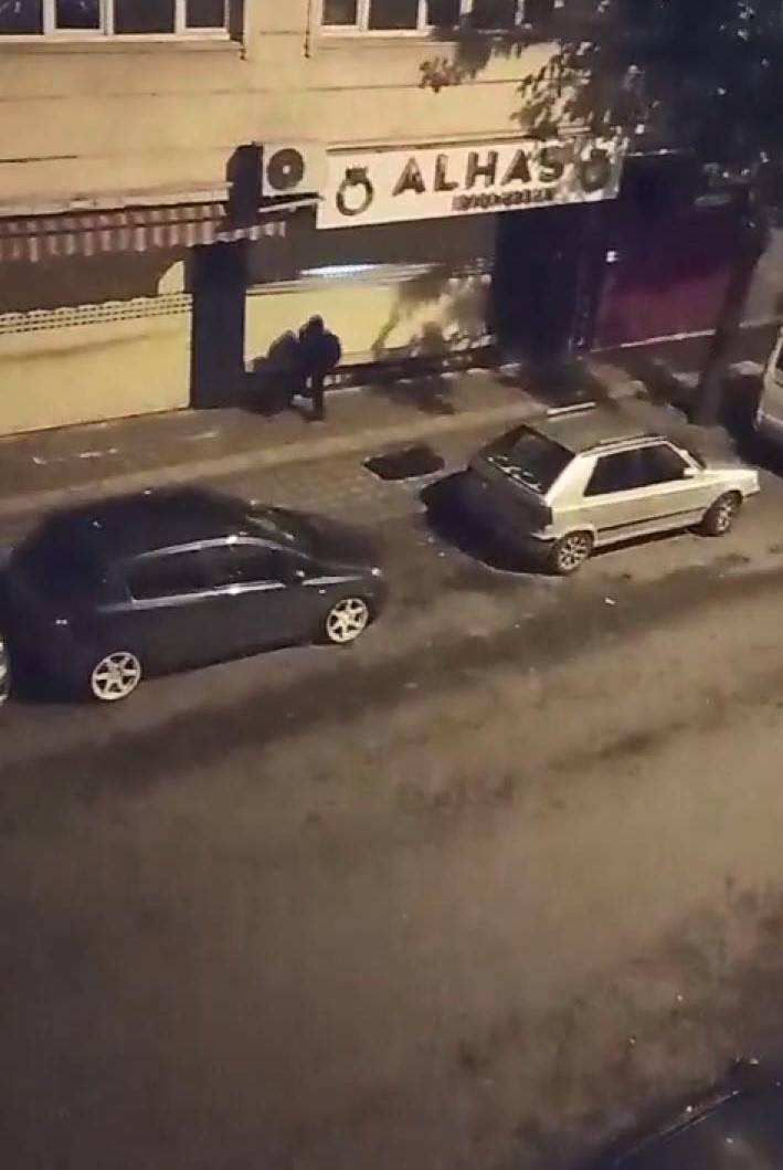 Bahçelievler’de film gibi soygun! Kuyumcunun kepenklerini kırdılar: 3 kilo altını alıp gittiler