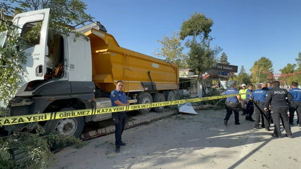 Malatya’da kamyon 7 ayrı iş yerini yıkıp geçti