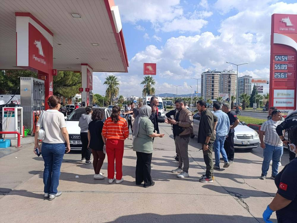 Manisa’da kıskançlık krizi: Akaryakıt istasyonunda eski eşini ve yanındaki adamı bıçakladı
