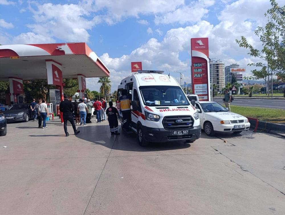 Manisa’da kıskançlık krizi: Akaryakıt istasyonunda eski eşini ve yanındaki adamı bıçakladı