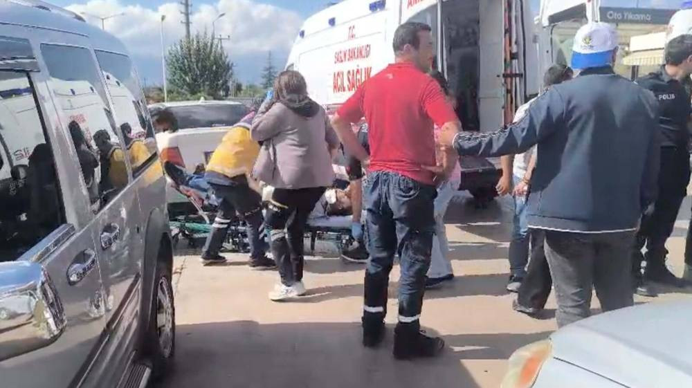 Manisa’da kıskançlık krizi: Akaryakıt istasyonunda eski eşini ve yanındaki adamı bıçakladı