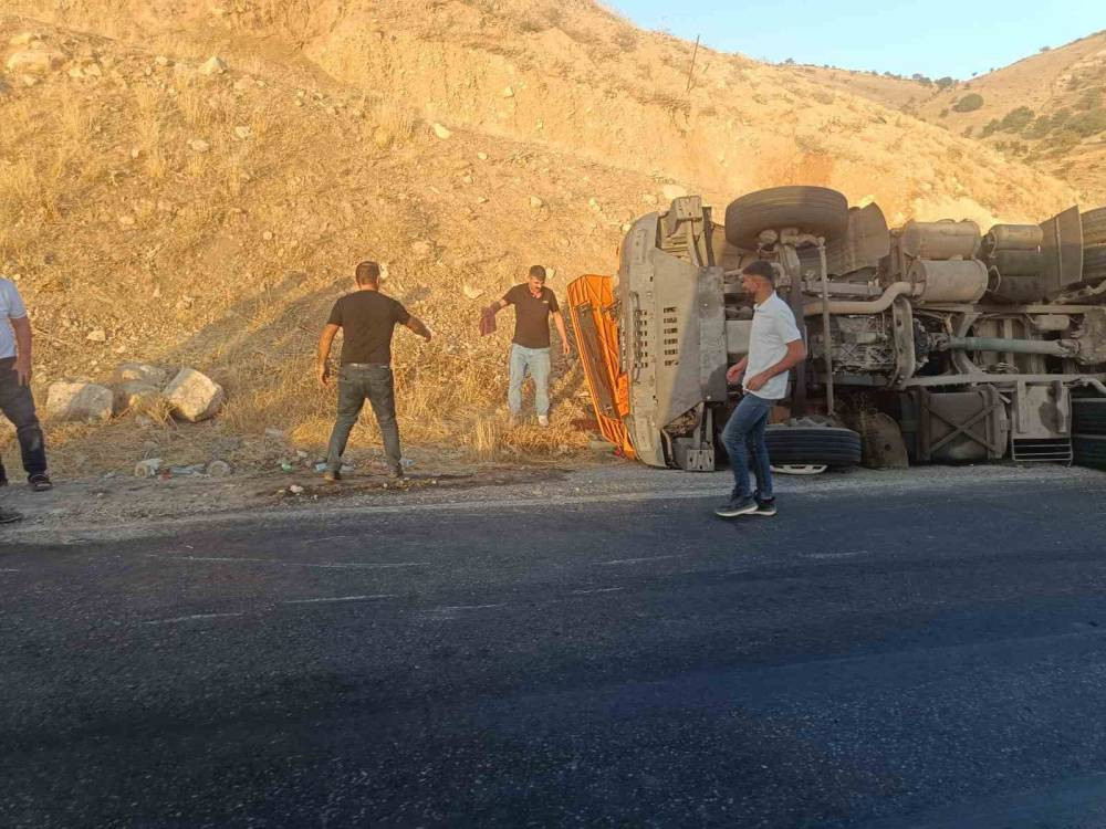Siirt-Şirvan Yolu'nda korkutan kaza: Virajı alamayan TIR devrildi!