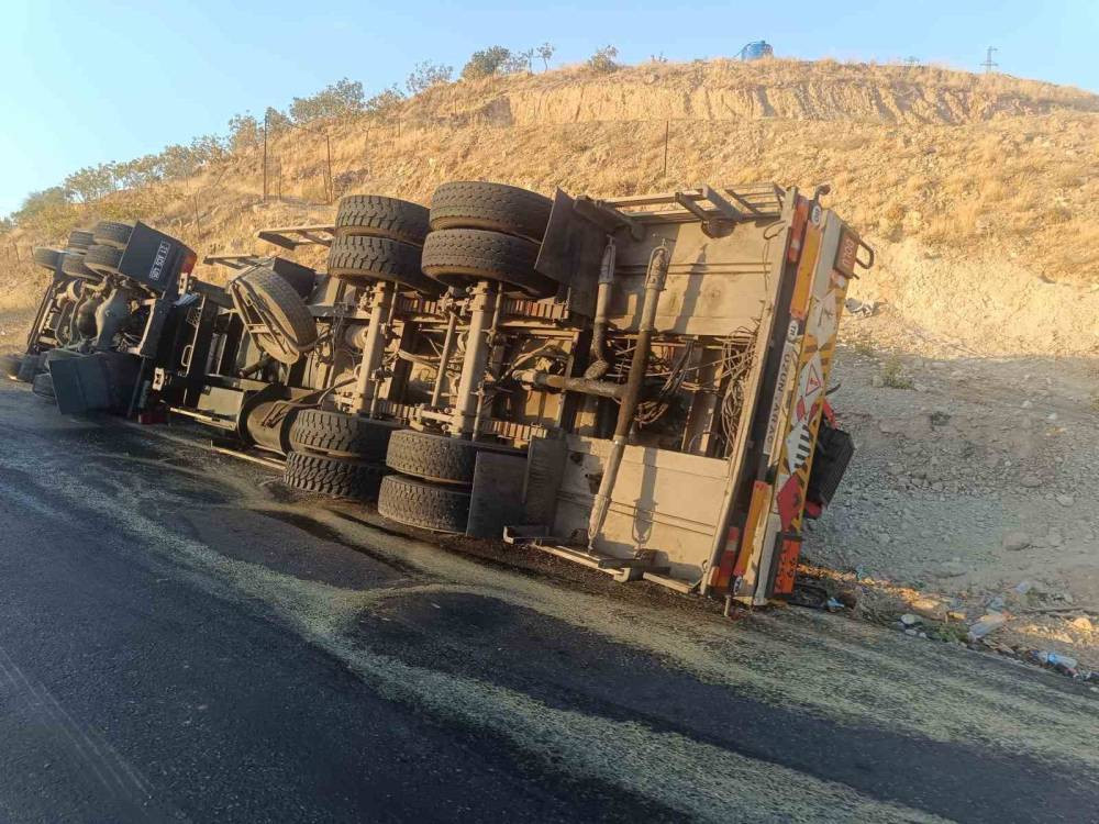 Siirt-Şirvan Yolu'nda korkutan kaza: Virajı alamayan TIR devrildi!