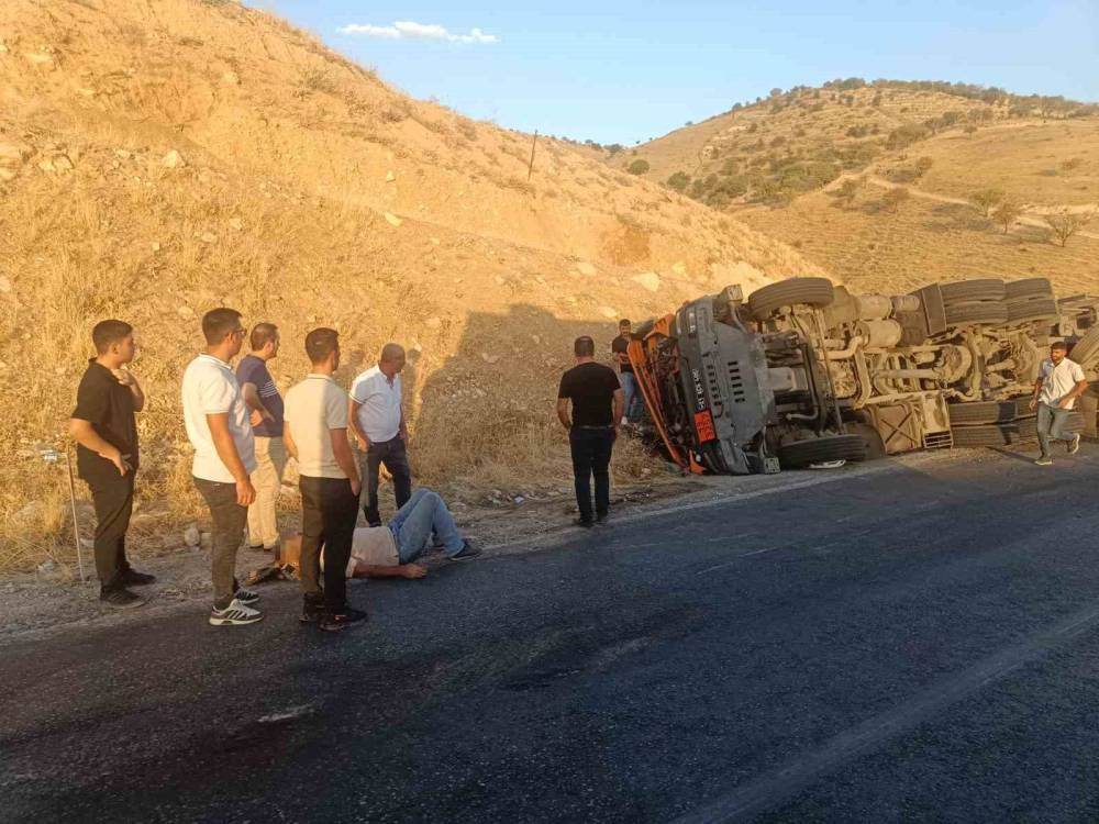 Siirt-Şirvan Yolu'nda korkutan kaza: Virajı alamayan TIR devrildi!