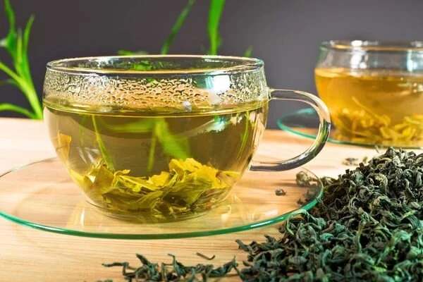 yesil-cayin-faydalari-zayiflatir-mi-ne-zaman-icilmeli.webp