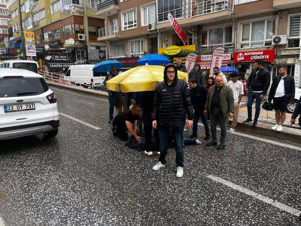Edirne'de kaza!Yaralıya esnaftan şemsiyeli kalkan