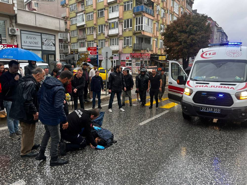 Edirne'de kaza!Yaralıya esnaftan şemsiyeli kalkan