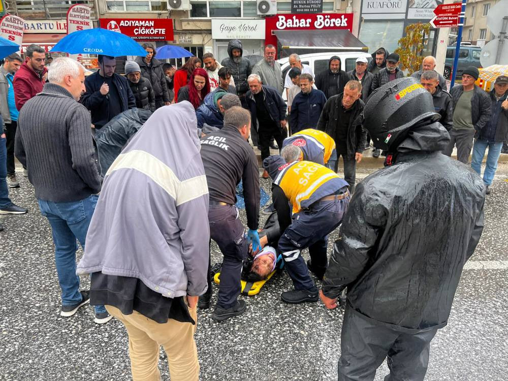 Edirne'de kaza!Yaralıya esnaftan şemsiyeli kalkan