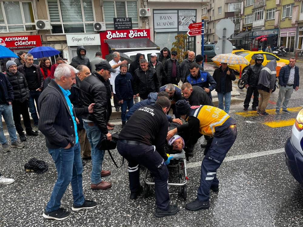 Edirne'de kaza!Yaralıya esnaftan şemsiyeli kalkan