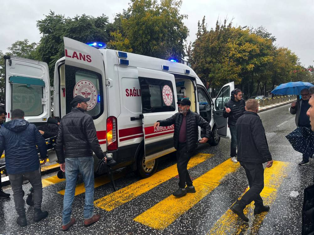 Edirne'de kaza!Yaralıya esnaftan şemsiyeli kalkan