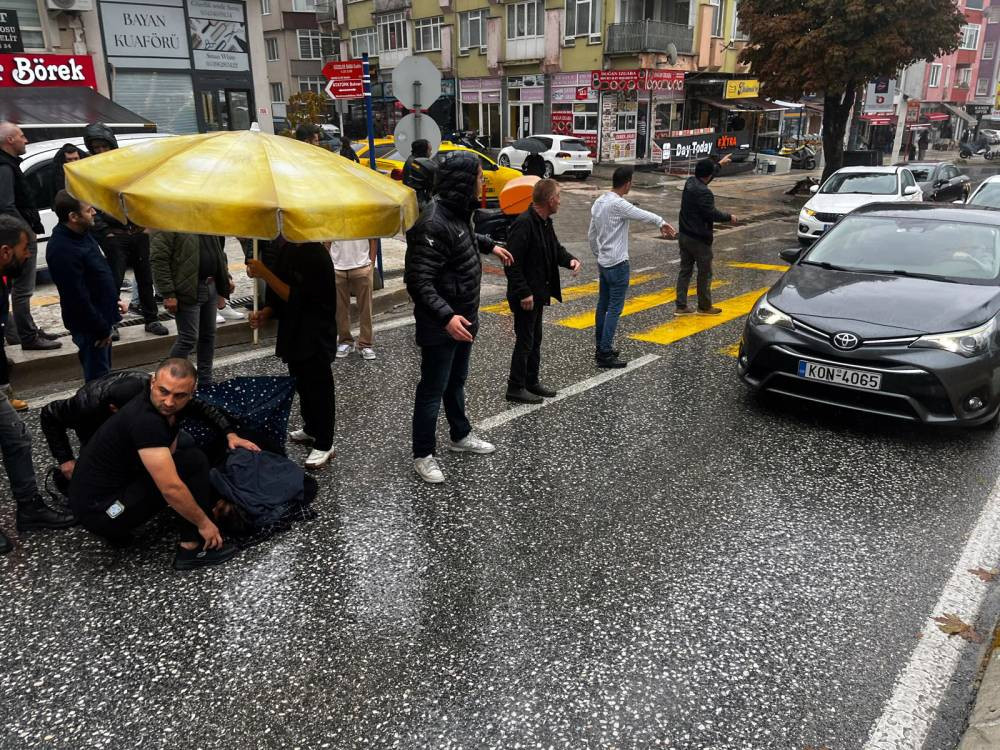 Edirne'de kaza!Yaralıya esnaftan şemsiyeli kalkan