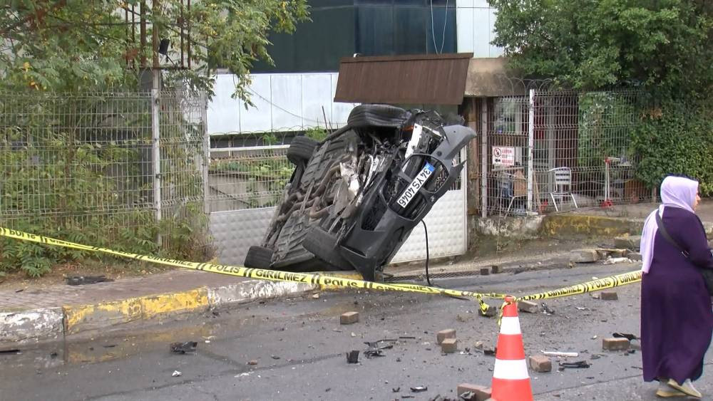 İstanbul’da korkunç kaza! Otomobil kaldırımdaki kişinin üstüne düştü: Ölü ve yarılar var