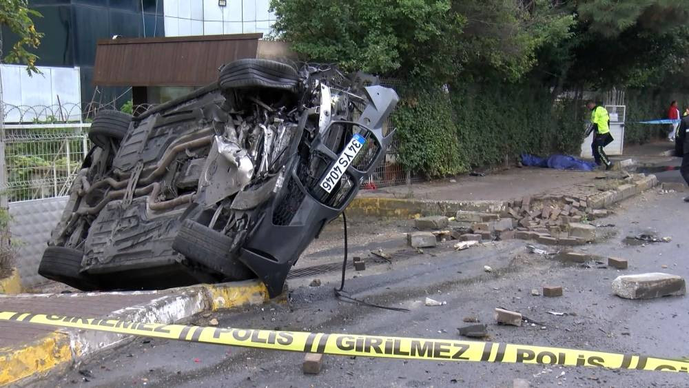 İstanbul’da korkunç kaza! Otomobil kaldırımdaki kişinin üstüne düştü: Ölü ve yarılar var