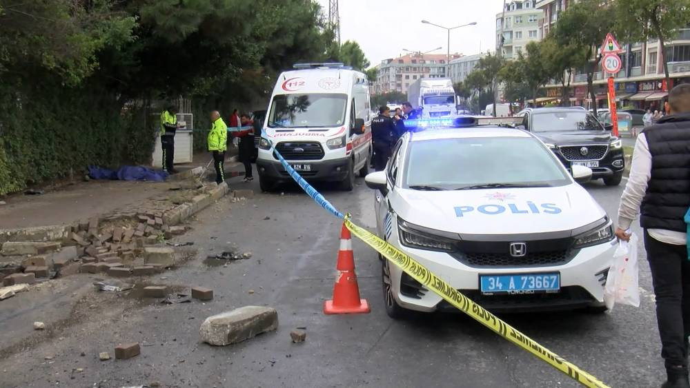 İstanbul’da korkunç kaza! Otomobil kaldırımdaki kişinin üstüne düştü: Ölü ve yarılar var