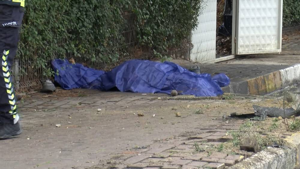 İstanbul’da korkunç kaza! Otomobil kaldırımdaki kişinin üstüne düştü: Ölü ve yarılar var
