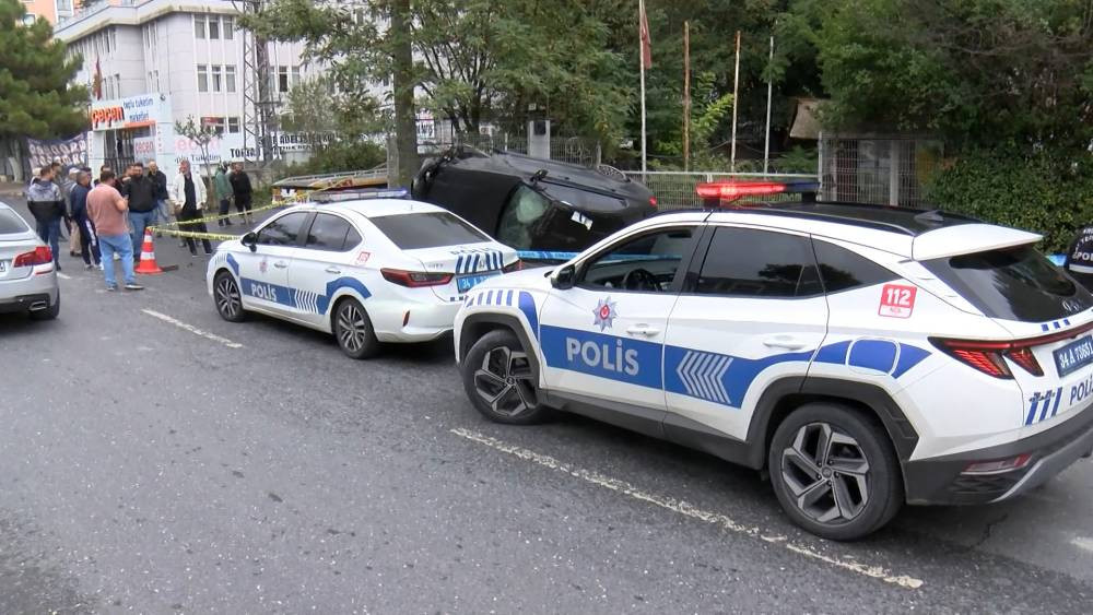 İstanbul’da korkunç kaza! Otomobil kaldırımdaki kişinin üstüne düştü: Ölü ve yarılar var