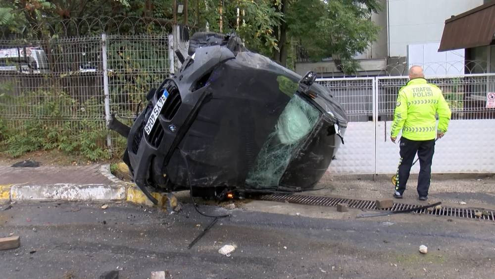 İstanbul’da korkunç kaza! Otomobil kaldırımdaki kişinin üstüne düştü: Ölü ve yarılar var