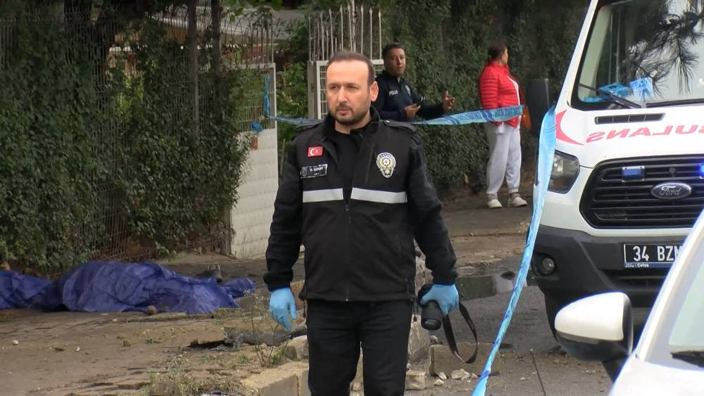 İstanbul’da korkunç kaza! Otomobil kaldırımdaki kişinin üstüne düştü: Ölü ve yarılar var