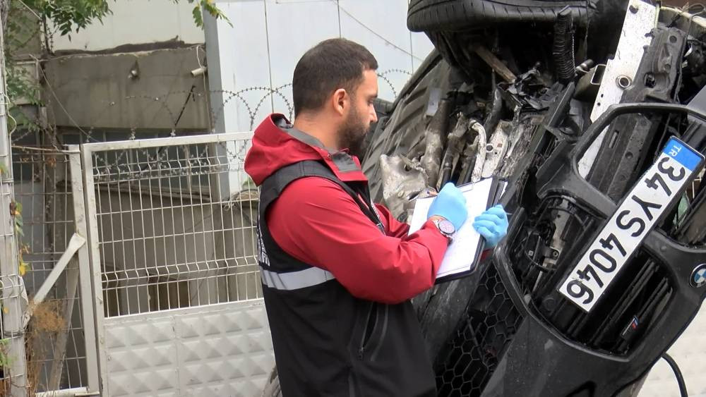 İstanbul’da korkunç kaza! Otomobil kaldırımdaki kişinin üstüne düştü: Ölü ve yarılar var