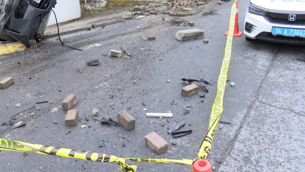 İstanbul’da korkunç kaza! Otomobil kaldırımdaki kişinin üstüne düştü: Ölü ve yarılar var