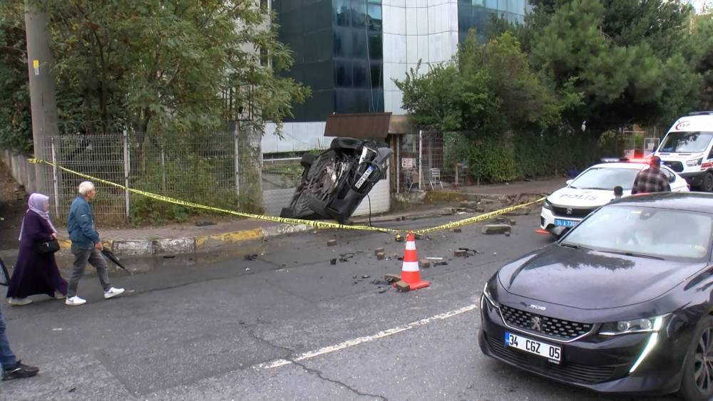 İstanbul’da korkunç kaza! Otomobil kaldırımdaki kişinin üstüne düştü: Ölü ve yarılar var