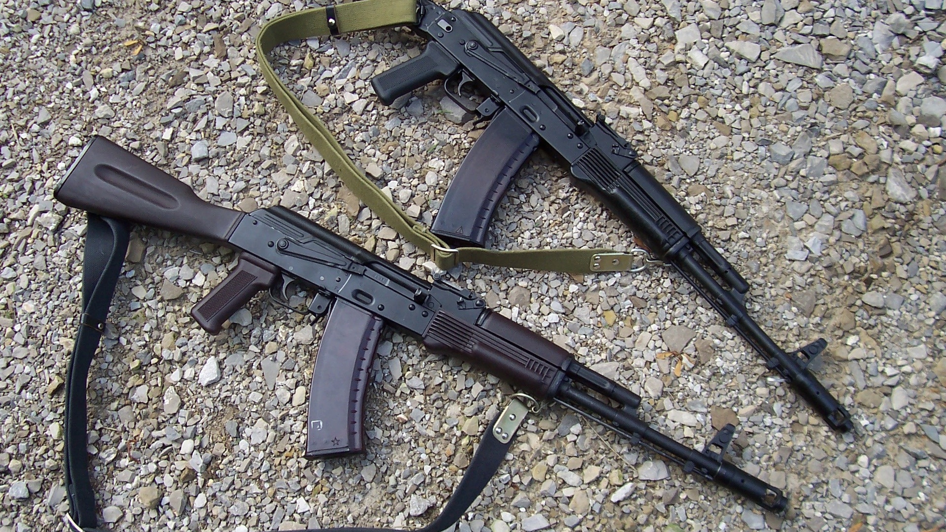 6018770-kalash-gravel-kalashnikov-assault-rifles-ak-74-2-pieces.jpg