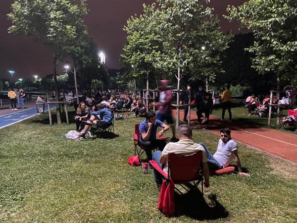 İkinci dalga başlayıp sokağa çıkma yasağı gelince de böyle gülecek misiniz - Resim : 3