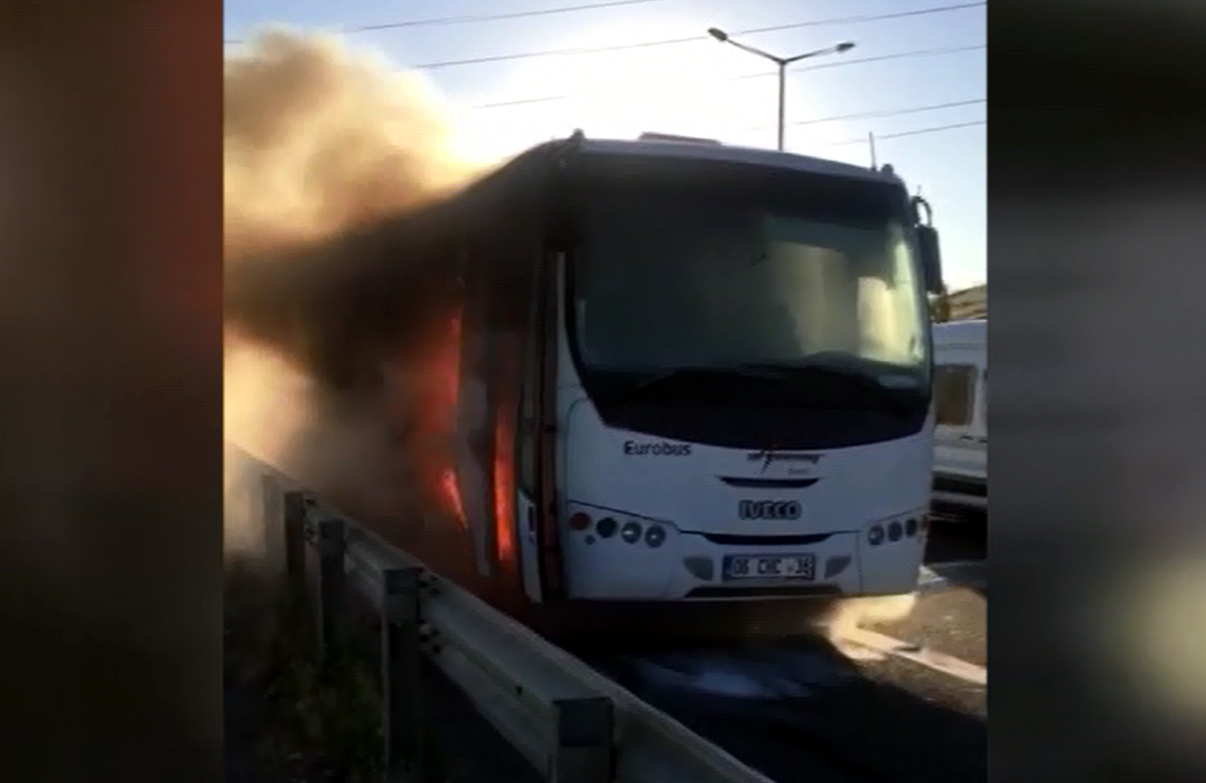 ankarada-hareket-halindeki-servis-midibusu-alev-aldi-8918-dhaphoto1.jpg