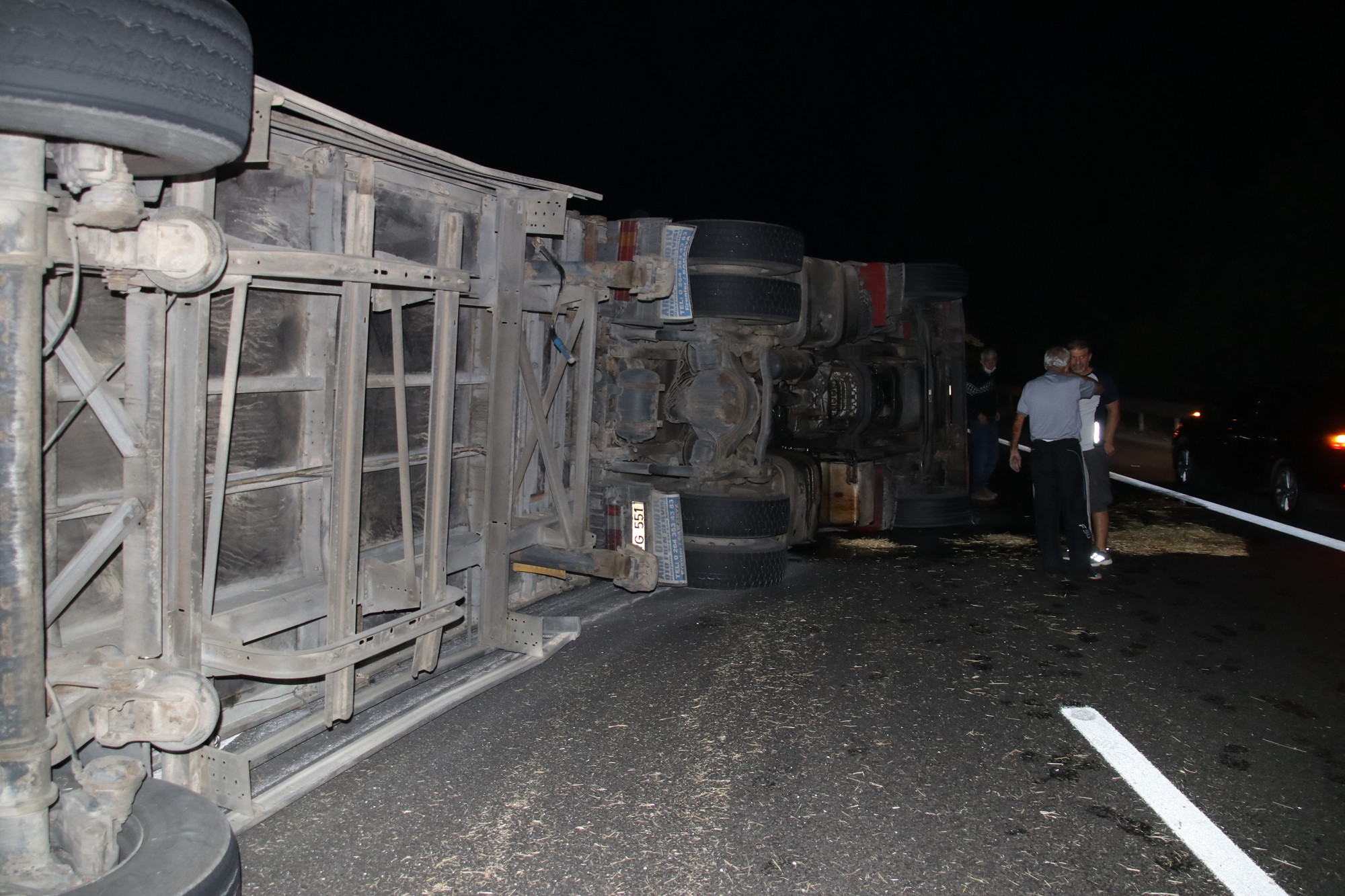 duzcede-saman-yuklu-tir-devrildi-tem-otoyolu-sabaha-kadar-tek-seritten-ilerleyecek-1391-dhaphoto6.jpg