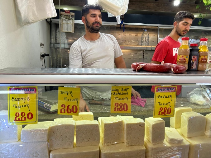 kişi, şahıs, metin, sütçülük, adam, insan içeren bir resim Açıklama otomatik olarak oluşturuldu