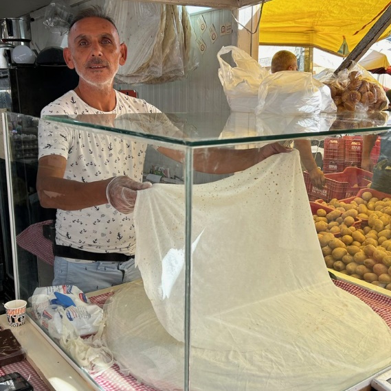 kişi, şahıs, giyim, insan yüzü, gıda işleme içeren bir resim Açıklama otomatik olarak oluşturuldu