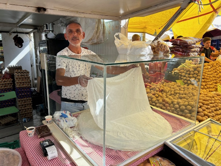 kişi, şahıs, giyim, satma, market içeren bir resim Açıklama otomatik olarak oluşturuldu