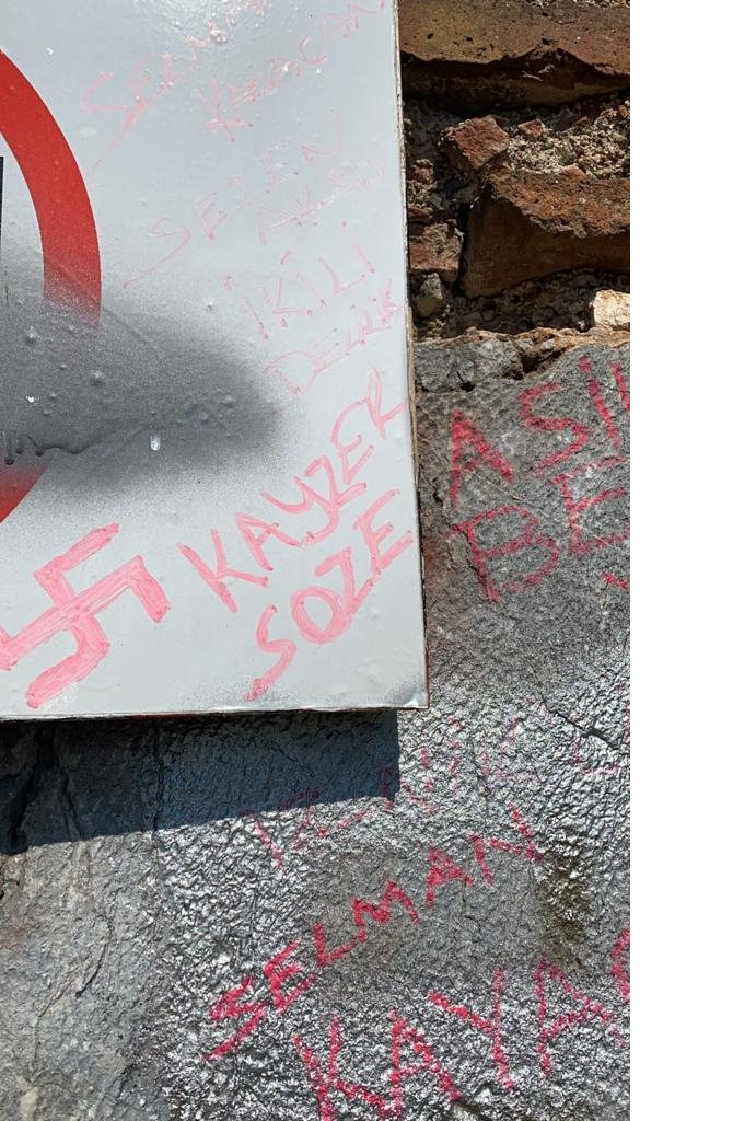 iznikte-tarihi-surlara-spreyle-nazi-sembolu-cizildi-8370-dhaphoto2.jpg