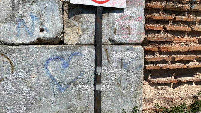 iznikte-tarihi-surlara-spreyle-nazi-sembolu-cizildi-8370-dhaphoto3.jpg
